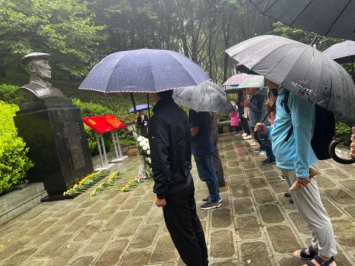 善洲林场墓前.JPG
